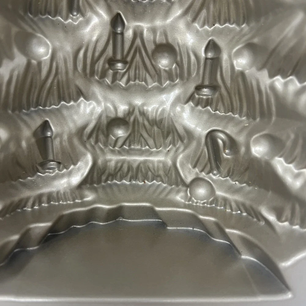 Nordic Ware 3D Christmas Tree Cake Pan Mold‎ Made In USA Cast Aluminum Clean